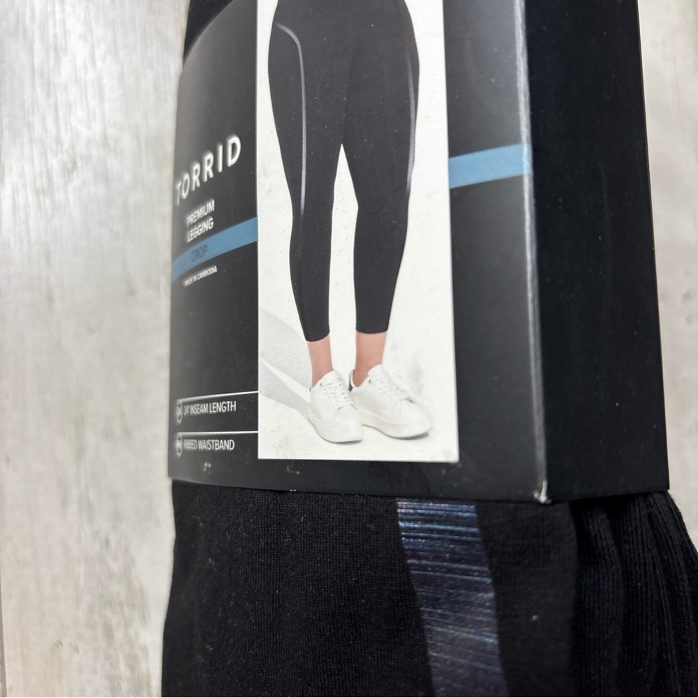 Torrid Premium Crop Leggings Foiled Deep Black
Size 4X (26) NWT! - Picture 11 of 15